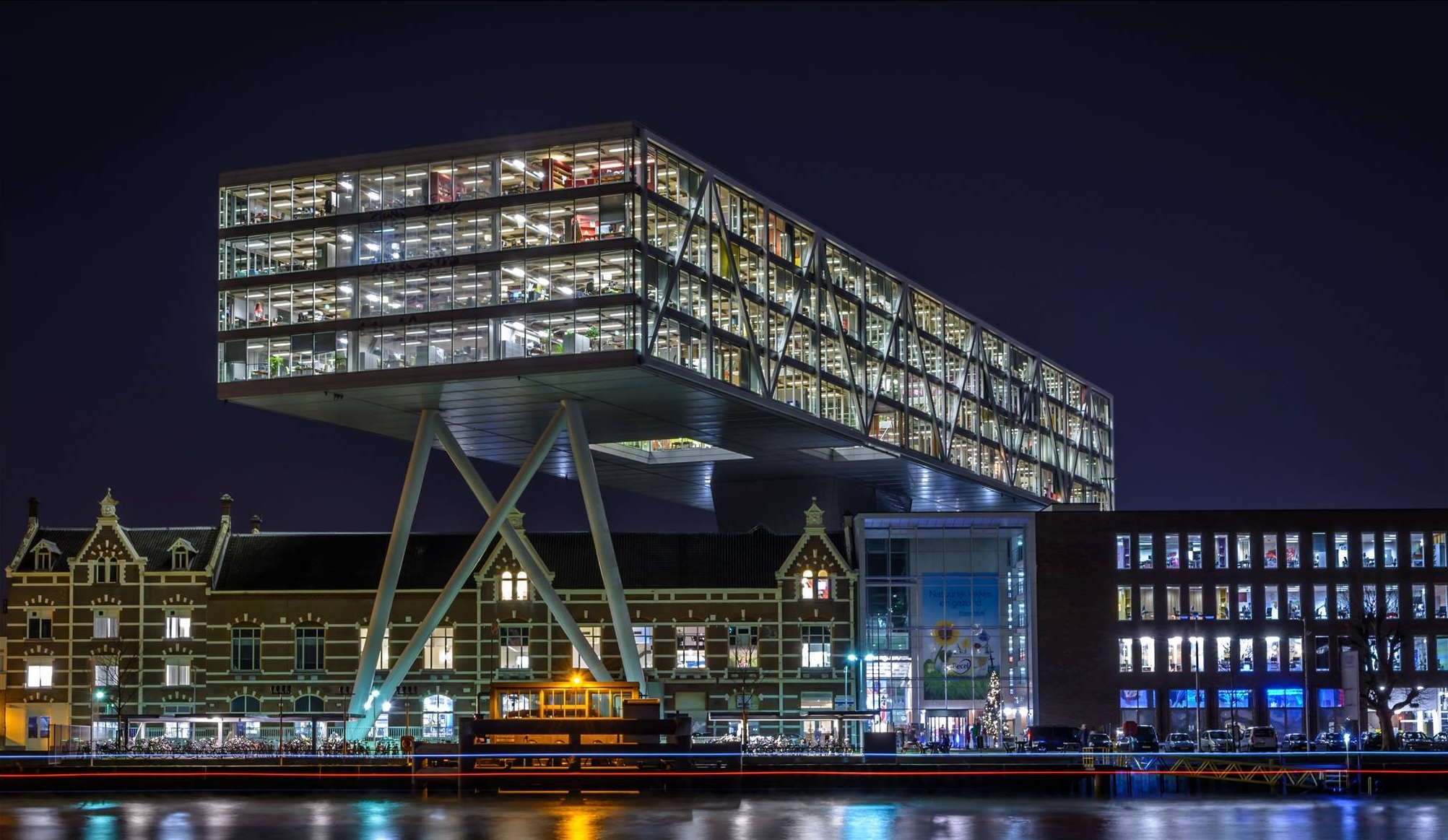 Rotterdam di malam hari — Jembatan Erasmus dan cakrawala kota